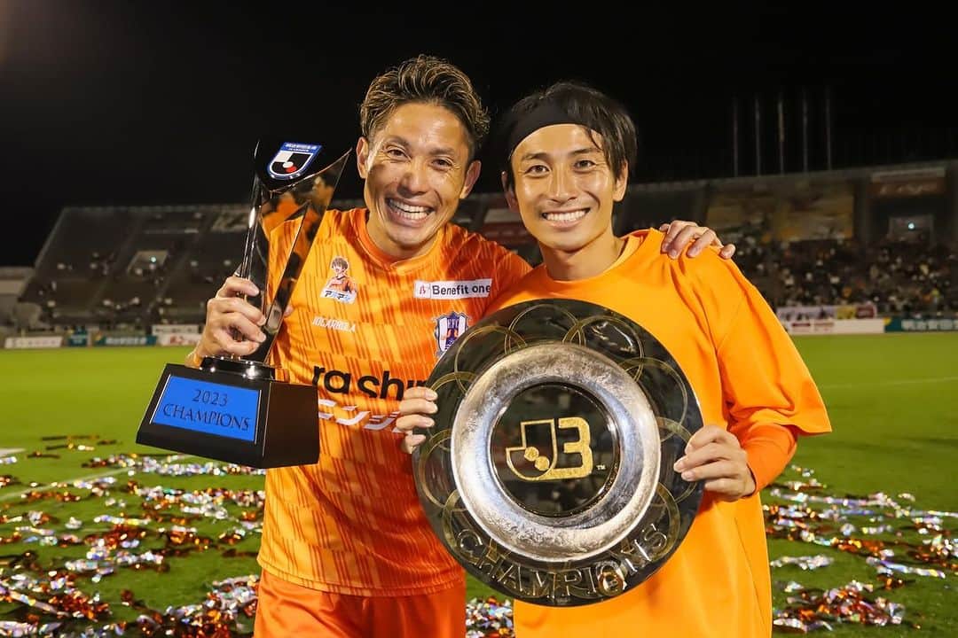 森脇良太さんのインスタグラム写真 - (森脇良太Instagram)「最高のファミリー！兄弟！  みんなで掴み取ったこの瞬間は特別🤝  #family #brother  #愛媛FC #J3 #champion」11月16日 22時18分 - moriwaki46_official