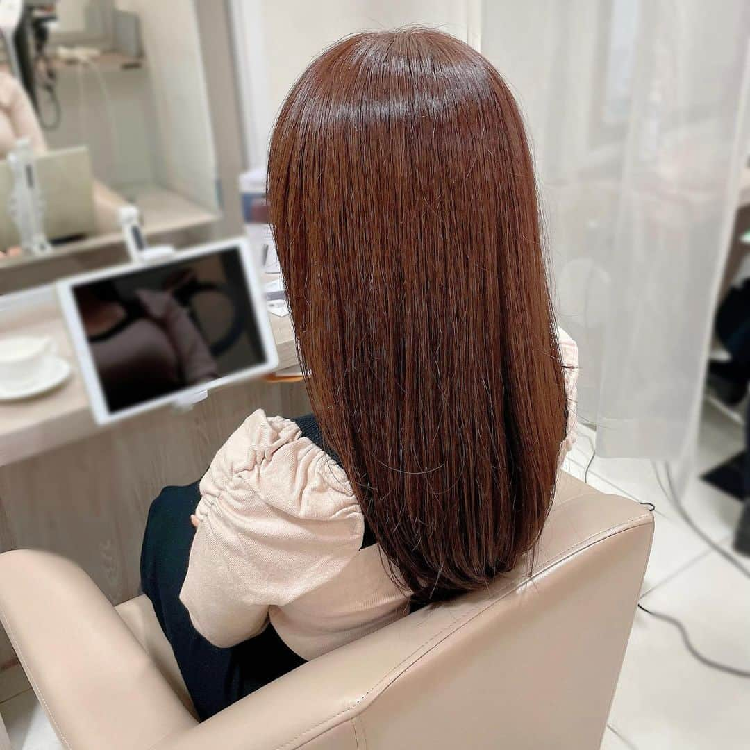 吉井明子さんのインスタグラム写真 - (吉井明子Instagram)「✂︎✨✂︎ 秋冬hair🍁❄️  美容院でメンテナンスを✨サイドや前髪を整えて頂きつつカラーをし直しました😌  ディティール＆カラーは新地さんにお任せ @sui_takuma_shinchi  ヘアメイクさんとしても大活躍中で、いつも新しいニュアンスを入れてくれます😆  #秋髪 #冬髪 #カラーリング #ツヤ髪 #ロングヘア #後ろ姿 #オフショット #気象予報士 #気象キャスター #weatherforecaster #기상캐스터　#氣象主播」11月16日 22時19分 - akiko_yoshii_sunny_rain