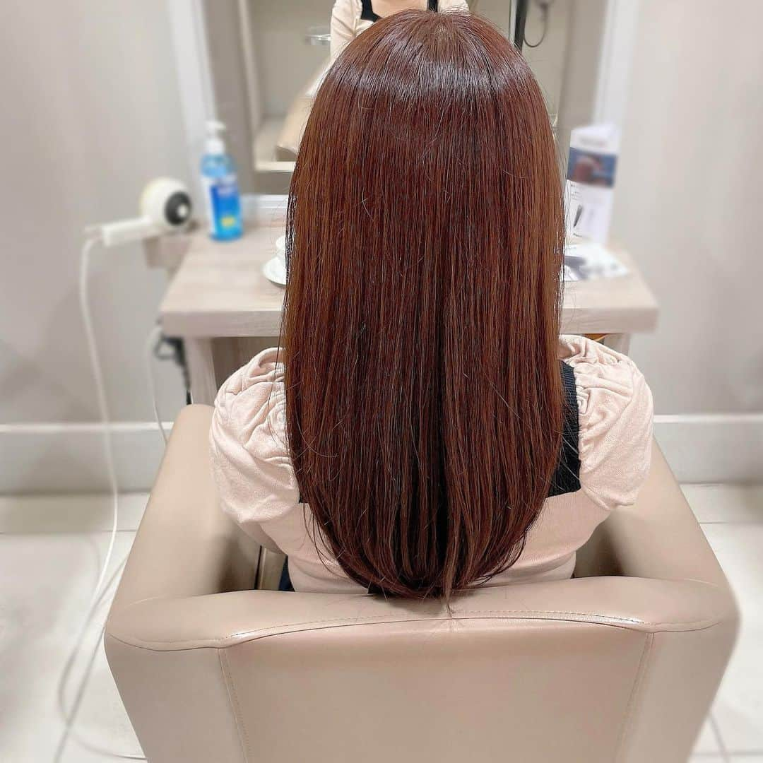 吉井明子のインスタグラム：「✂︎✨✂︎ 秋冬hair🍁❄️  美容院でメンテナンスを✨サイドや前髪を整えて頂きつつカラーをし直しました😌  ディティール＆カラーは新地さんにお任せ @sui_takuma_shinchi  ヘアメイクさんとしても大活躍中で、いつも新しいニュアンスを入れてくれます😆  #秋髪 #冬髪 #カラーリング #ツヤ髪 #ロングヘア #後ろ姿 #オフショット #気象予報士 #気象キャスター #weatherforecaster #기상캐스터　#氣象主播」