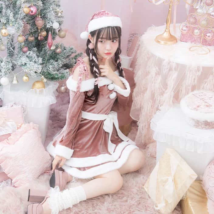 シュガーのインスタグラム：「sugarnine×LARME🎄🤍  古澤里紗＆松本ももなが着る、 可愛くて甘いサンタで視線をくぎづけ💕  * * * * * * * * * * * * * * * * * *  🔍グリッターリボン2段フレアサンタコスプレ No.7150SB * * * * * * * * * * * * * * * * * *  #サンタコスチューム #コスチューム #サンタクロース #サンタコスプレ #クリスマス #クリスマスイベント #クリスマスパーティー #コスプレ #cosplay #コスプレ通販 #santaclaus #christmas #christmasparty #サンタ買うならシュガー #キャバドレス通販 #キャバ通販 #ドレス通販 #ドレスショップ」