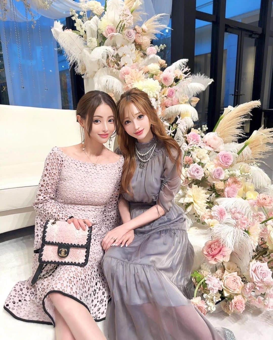 真優川咲さんのインスタグラム写真 - (真優川咲Instagram)「#🌹#🌷#🌸#👗#🎂#💐 ちかちゃん#結婚式 にて💖  大切な思い出のお写真まだありました~🤭💕 そして✨ ちえちかちゃん💖㊗️11.16お誕生日おめでとう✨ 実におめでたい事続きだね〜👏🥰 心優しいお2人と その周りの大切な方々が幸せな1年になりますよーに💐💕  このお写真達撮ってる時もず〜とほのかに #お花 のいい香りがして#幸せ空間 すぎた..🥰 #結婚式 って本当にどこを見ても#happy に包まれていて そこには１つもネガティブがなくて、#神秘的 で好き💗  みんなが心一つに大切なモノと向き合ってる感覚が好き💗✨ 本当に素敵な1日だったな..✨ 普段中々会えない人達とも会えたり素敵な機会を頂けた🥰 #ありがとう の気持ちが沢山混みあげましたとさ🤗感謝✨✨  そして昨日から今年ラストの#大阪 来てます🥂👸💖 18日までりなちゃんと【 @ageha.kitashinchi 🦋】 #guest log in" してますのでぜひ🫶#愛に来てね 😘 #Love #結婚式コーデ #結婚式お呼ばれ  #お呼ばれドレス  #お呼ばれヘア #お呼ばれコーデ #happy birthday 💋」11月16日 22時20分 - saki_411