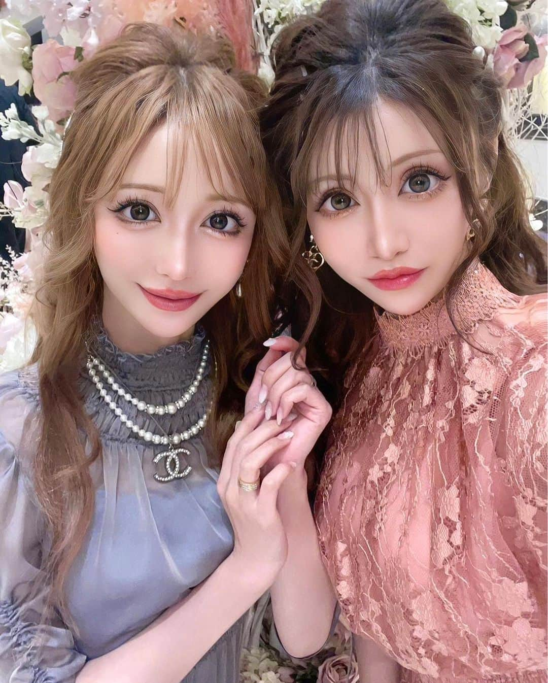 真優川咲さんのインスタグラム写真 - (真優川咲Instagram)「#🌹#🌷#🌸#👗#🎂#💐 ちかちゃん#結婚式 にて💖  大切な思い出のお写真まだありました~🤭💕 そして✨ ちえちかちゃん💖㊗️11.16お誕生日おめでとう✨ 実におめでたい事続きだね〜👏🥰 心優しいお2人と その周りの大切な方々が幸せな1年になりますよーに💐💕  このお写真達撮ってる時もず〜とほのかに #お花 のいい香りがして#幸せ空間 すぎた..🥰 #結婚式 って本当にどこを見ても#happy に包まれていて そこには１つもネガティブがなくて、#神秘的 で好き💗  みんなが心一つに大切なモノと向き合ってる感覚が好き💗✨ 本当に素敵な1日だったな..✨ 普段中々会えない人達とも会えたり素敵な機会を頂けた🥰 #ありがとう の気持ちが沢山混みあげましたとさ🤗感謝✨✨  そして昨日から今年ラストの#大阪 来てます🥂👸💖 18日までりなちゃんと【 @ageha.kitashinchi 🦋】 #guest log in" してますのでぜひ🫶#愛に来てね 😘 #Love #結婚式コーデ #結婚式お呼ばれ  #お呼ばれドレス  #お呼ばれヘア #お呼ばれコーデ #happy birthday 💋」11月16日 22時20分 - saki_411