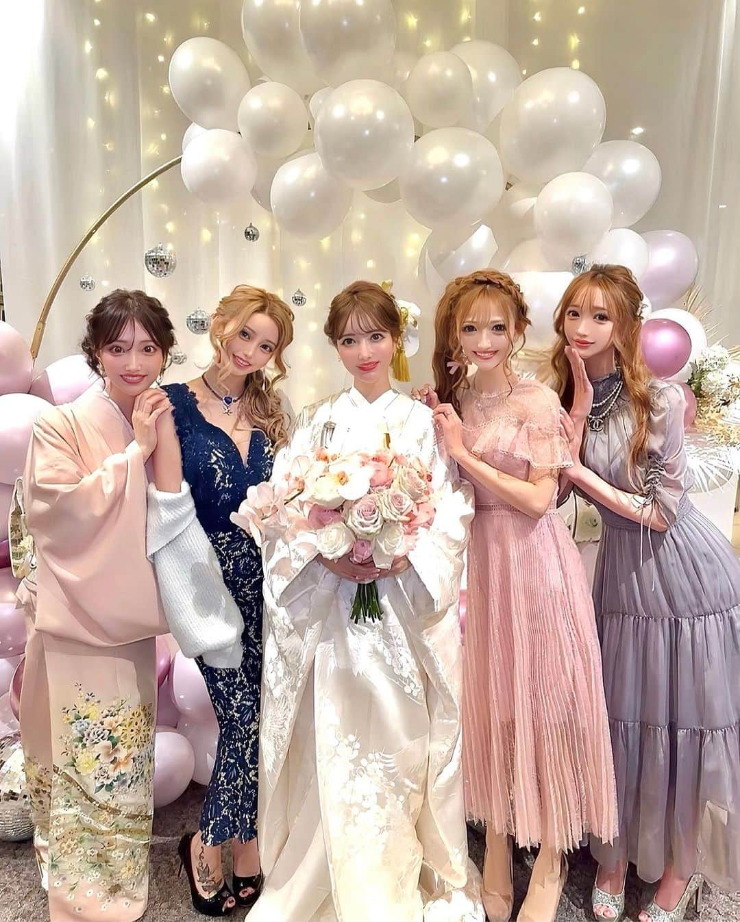 真優川咲のインスタグラム：「#🌹#🌷#🌸#👗#🎂#💐 ちかちゃん#結婚式 にて💖  大切な思い出のお写真まだありました~🤭💕 そして✨ ちえちかちゃん💖㊗️11.16お誕生日おめでとう✨ 実におめでたい事続きだね〜👏🥰 心優しいお2人と その周りの大切な方々が幸せな1年になりますよーに💐💕  このお写真達撮ってる時もず〜とほのかに #お花 のいい香りがして#幸せ空間 すぎた..🥰 #結婚式 って本当にどこを見ても#happy に包まれていて そこには１つもネガティブがなくて、#神秘的 で好き💗  みんなが心一つに大切なモノと向き合ってる感覚が好き💗✨ 本当に素敵な1日だったな..✨ 普段中々会えない人達とも会えたり素敵な機会を頂けた🥰 #ありがとう の気持ちが沢山混みあげましたとさ🤗感謝✨✨  そして昨日から今年ラストの#大阪 来てます🥂👸💖 18日までりなちゃんと【 @ageha.kitashinchi 🦋】 #guest log in" してますのでぜひ🫶#愛に来てね 😘 #Love #結婚式コーデ #結婚式お呼ばれ  #お呼ばれドレス  #お呼ばれヘア #お呼ばれコーデ #happy birthday 💋」