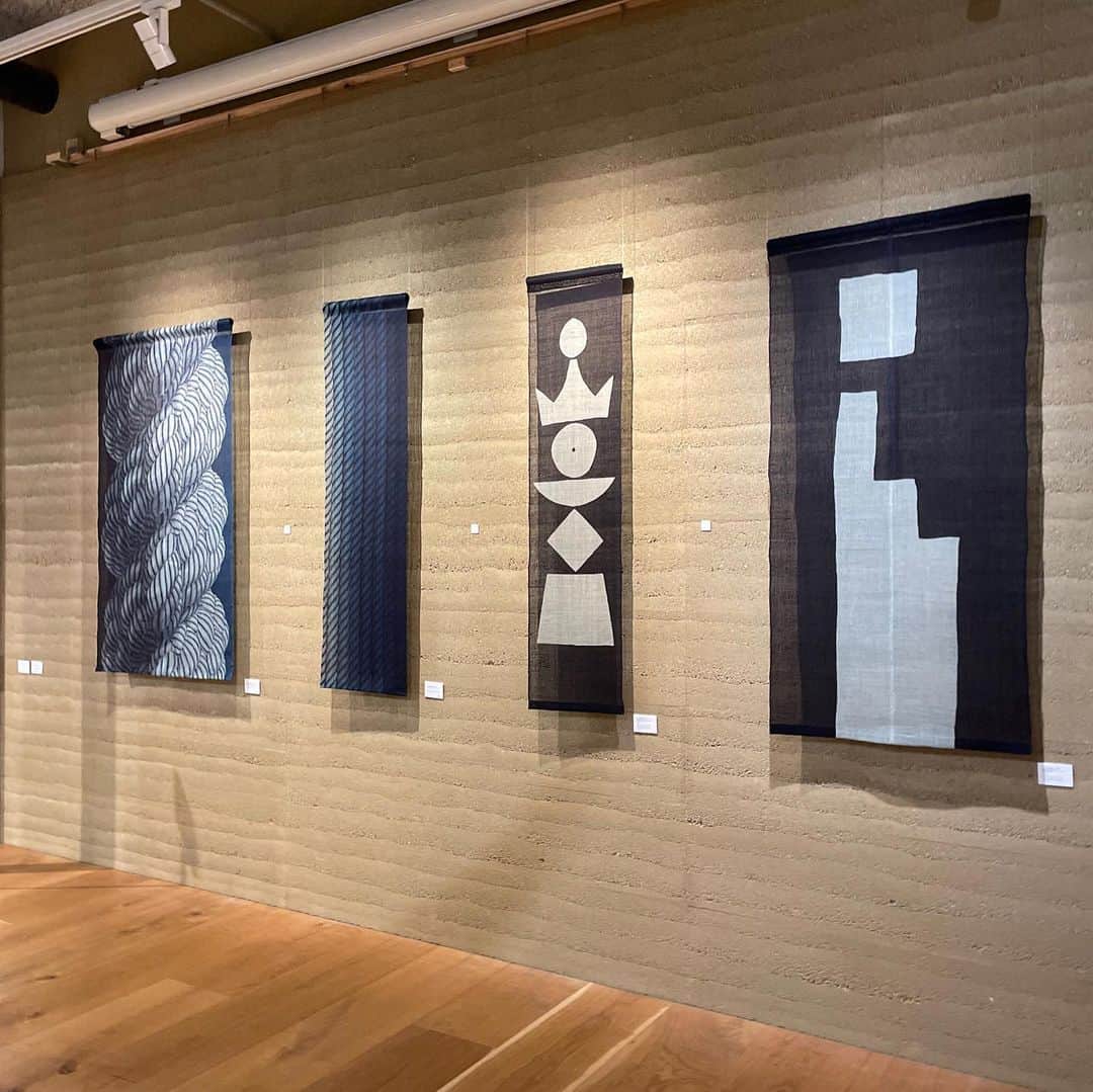 職人.comさんのインスタグラム写真 - (職人.comInstagram)「【ATELIER MUJI・『渡し舟ーからむしの営み』展】  銀座ショールームから近いATELIER MUJIで現在開催されている『渡し舟ーからむしの営み』展に行ってきました。  「からむし」とは、苧麻（ちょま）とも呼ばれるイラクサ科の多年生植物です。麻は、茎や葉脈からとれる植物繊維の総称で、苧麻（ラミー）、亜麻（リネン）、大麻（ヘンプ）、黄麻（ジュート）などがあります。日本ではからむしと大麻が古くから使われてきました。  福島県昭和村では、少なくとも江戸時代よりからむしの栽培が行われていたそうで、この村で作られるからむしの質は特に高く、「越後上布」「小千谷縮」などの最高級織物の原料として重宝されてきました。しかし、ライフスタイルの変化や過疎化により、代々受け継がれてきた技術を継承する人も少なくなっていきました。今回の展示では昔ながらの方法で、栽培から収穫、織りまで、季節の巡りに応じて作られる様子やこれからのからむしを探る展示を見ることができます。  そして、展示されているからむしのタペストリーの型染めは藍師・染師BUAISOUさん、図案は染色家の柚木沙弥郎さんによるものです。とても美しく、柚木沙弥郎さん好きの方にとっても必見です。  伝統工芸の多くは生活様式の変化、作り手の高齢化、後継者不足など、時代の移り変わりとともにさまざまな課題に直面しています。伝統工芸を、ものづくりの背景や作られた製品を見て手にして感じること、そして使用することで、日本の文化や日本人の心について改めて知れば、現代における価値がまた生まれてくるように感じます。おすすめの展示です。  素材の源流を辿る 『渡し舟ーからむしの営み』展 https://atelier.muji.com/jp/ 銀座ショールーム https://www.shokunin.com/jp/showroom/ginza.html  参考資料 https://bunka.nii.ac.jp/heritages/detail/137657  @shokunincom  #職人ドットコム #ATELIERMUJI #からむし #渡し舟 #からむしの営み #日本の文化 #職人ドットコム銀座ショールーム #日本の素材 #染師BUAISOU #柚木沙弥郎 #型染め #文化の継承 #日本の手仕事 #伝統と現代 #日本の心  #日本の素材追求 #文化紹介 #日本の伝統#ateliermujiginza #ateliermuji_gallery #ateliermujiginza_gallery #ateliermujiginza_salon #ateliermujiginza_event #アトリエムジ #アトリエムジギンザ #アトリエムジ銀座 #カラムシ #苧麻 #ちょま #奥野ビル」11月16日 22時31分 - shokunincom