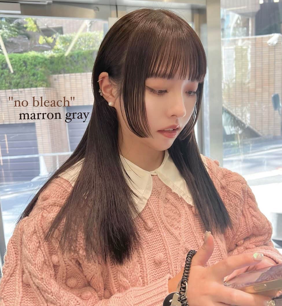古賀美紀のインスタグラム：「【bleach無しでできる色素薄めカラー】 こっくりな透明感抜群な  「 #マロングレージュ ❤︎」 #姫カット   現在の明るさより明るくしたい方、地毛からのカラーのお客様はダブルケアカラー  選択お願いします♡  ✨オススメメニュー✨ "人気No.1" ✔️プレミアムケアカラー　¥11400~ 毛髪強化剤♡髪の毛を補強し切れ毛・枝毛を98.6%防ぎます！ →髪の毛に凄く良いので、髪の毛を綺麗に持続させたい方オススメです！  "前処理剤オプションメニュー" 毛髪は、約80%のタンパク質（PPT）と 約5%の脂質（CMC）約12%の水分で構成されています。  前処理剤のPPTとCMCを＋する事で カラーの仕上がりとカラーの持続性をUPします♡！  ✔️CMC ¥1500 ブリーチ、ヘアカラーの薬剤を均一に浸透させる。 ダメージ補修と保湿をし髪表面をツヤやかに 指通りをよくする。 →髪の硬さ、パサつき、ゴワつきは cmcが失われてるのでオススメです♡！  ✔️PPT ¥1500 ダメージを補修し、ダメージで失った髪の タンパク質部分を補修し、弾力を与えてくれます。 ヘアカラーの再現性と持ちを高める。 →ダメージや色落ちが気になる方オススメ 【プレミアムケアカラーとの同時施術でさらに効果UP！】  ✔️CMC＋PPT ¥3000 更にクオリティを高めたい方オススメです♡  ※前処理を希望の方は、予約時にどの前処理をしたいか LINEしてください✨」