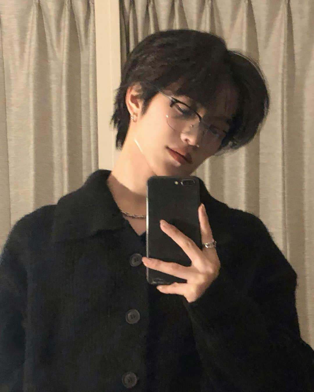 しゅんのインスタグラム：「Black mood 🖤👓  #tiktok #douyin #tiktokjapan #douyinchina #reels #reelsinstagram #帥哥 #viral #china #douyintiktok #douyin #douyinboy #douyinmakeup #douyinchina #ulzzangkorea #ulzzang #ulzzangboy」