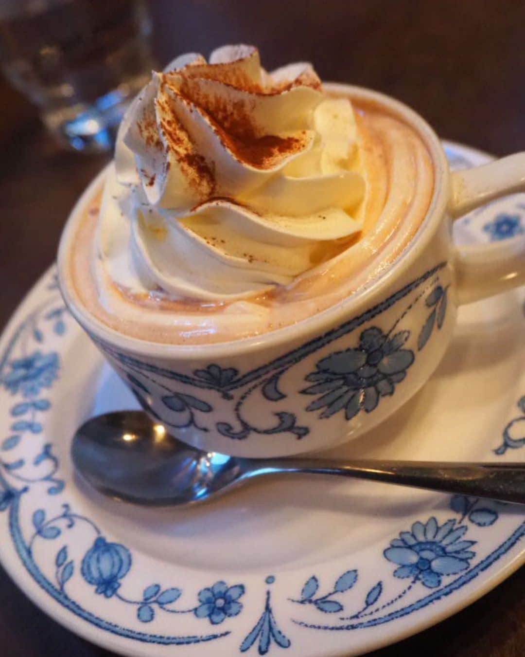 小鳥遊七星さんのインスタグラム写真 - (小鳥遊七星Instagram)「これは、この前も載せた 喫茶店のココア💓  今の時期は、寒くなってきてるから あったかいのも飲みます！  ホットミルクも好きだよ🐮  上に生クリームが乗ってて テンション上がっちゃった😆💓  ココアは、濃いココアってより ミルクココアって感じで甘めでした💭💕  お店の雰囲気も素敵だから行ってみてほしい☺️  ----------------------------------------------  🏠ラドリオ 📍〒101-0051 東京都千代田区神田神保町１丁目３ 神保町駅7番出口から3分くらいだったよ💭 月、水、木、金 11:30-22:00 土日12:00-18:30 火曜日休み」11月16日 22時25分 - nanase_t_0826