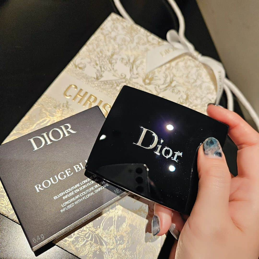 高森紫乃さんのインスタグラム写真 - (高森紫乃Instagram)「. #dior　 スキンルージュブラッシュ343 自然な血色感🍑 チーク塗ってますじゃなくて 内側からのふんわり感🍑 一軍入りした..🥹🥹 とんでもなくかわいい..です❕ . . . 今まで化粧品に関しては デパコスに全く興味がなくて ひったすらにただただ韓国コスメに夢中❕ って感じだったんですけど、 今ももちろんだいすき🙌🏻 いい大人の年齢(？)になってきて、 いつかそうなりたいと願っていた いいものを長く、の精神とか、 身に付けるものものの大切さとか 自分のずっとある理想の女性像のために 身に付けるもの色々と一掃してて (ここ１年くらいの目標🙋🏼‍♀️) . . それであまり興味なかったデパコスも チェックするようになったら も～、良くない❕(いや良くなくはない) 魔法なのかはたまた呪いなのか？ん？ ちゃんと価値を感じる物が多いし 何より気持ちがあがるのが一番ね。 そしてそれに見合う女性になろって 思えるこの気持ちも私には大事🐑 とかかっこつけたこと 窓全開にして書いてたら 蚊に刺されたんだけど？😀罰？ 自分の機嫌は自分でとらなきゃ もうやってらんないことばかりだからさ～ ね🤝🏻🤍 自分で自分あげてご機嫌でいこ❕ 最近のときめく化粧品投稿でした✌️ . . . #dior #diormakeup #diorcosmetics #ディオール #デパコス #デパコス購入品 #チーク #一軍コスメ #メイクアップ #메이크업 #化粧品 #makeup」11月16日 22時26分 - shino_starmarie.official