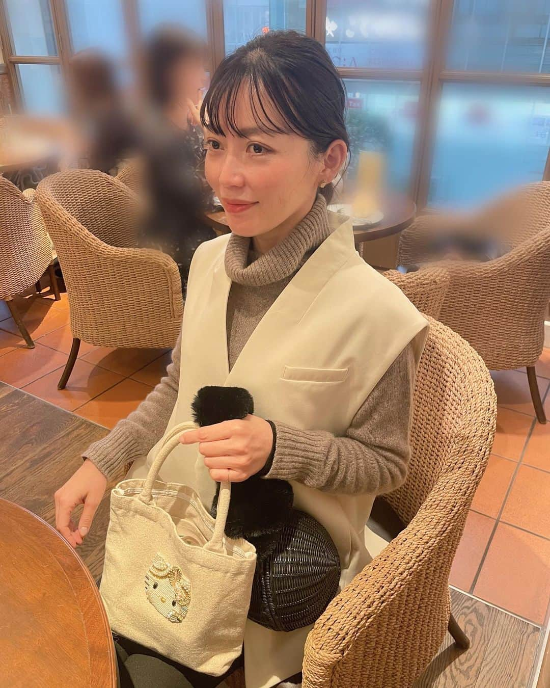 高橋まりなさんのインスタグラム写真 - (高橋まりなInstagram)「. 大好きなキティちゃん❤️ 多分おばあちゃんになっても、サンリオが大好き😌 いろいろなビーズが使われた刺繍が可愛いバッグは、インドの女性の自立支援を行っているMAYGLOBEと、ハローキティのコラボ🫶🏻 @mayglobe_official  . 派手すぎず、大人かわいい🤍 サブバッグとして持ってもかわいいの🎵 (この日は宝塚だったので、オペラグラスとメガネが入ってる👓☺️) 全てハンドメイドなので、世界でたった１つのバッグ☺️ 大切に使おう✨ . 🤍ハローキティ ランチトートバッグ 商品番（mk23005） ストーリーズにURLを貼りました✨ . . . #PR#mayglobe#メイグローブ#HelloKitty#ハローキティ#大人キティ#サンリオ大好き#キティちゃん大好き#キティちゃん#ミニバッグ#サブバッグ」11月16日 22時27分 - marina._.takahashi