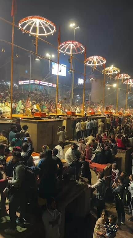 サニー・レオーネのインスタグラム：「The most amazing experience in Varanasi watching the ganga Aarti. Thank you!! @abhishek_as_it_is & @tseries.official」