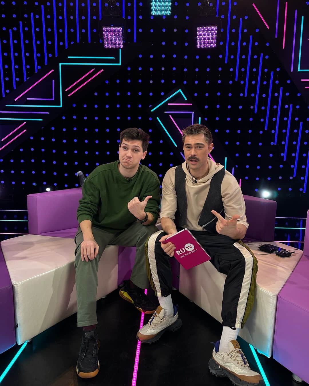 RU.TVのインスタグラム：「«Блогер Чат» уже в эфире!  В RU.TV Хаусе сегодня нереально круто! Ведь в гости к Ивану Чуйкову пришел Артём Waterfork 🥰  Впереди море интерактива, музыки, общения, секретов популярности и, конечно же, ответов блогеров на самые волнующие вас вопросы!  Скорее подключайся и задавай вопросы гостю под фото!  За самые интересные вопросы будут подарки 🤩🥳」