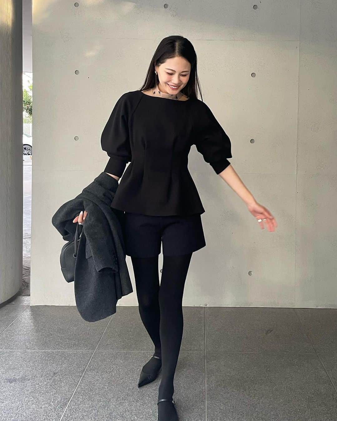 chinatsu614さんのインスタグラム写真 - (chinatsu614Instagram)「When in doubt, wear black. #ootd #maisondedolce #ronherman #pellico #sorin #vasic #musededeuxiemeclasse  ・ ・ ・  真っ黒だった今日。  インナーにシースルーをレイヤードして ちょっぴりポイント足し❤︎  実はボディスーツなんだ❤︎」11月16日 22時29分 - chinatsu614