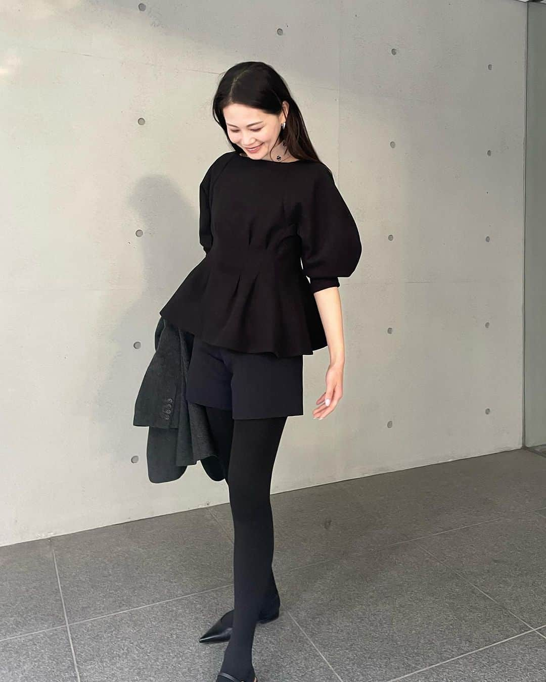 chinatsu614さんのインスタグラム写真 - (chinatsu614Instagram)「When in doubt, wear black. #ootd #maisondedolce #ronherman #pellico #sorin #vasic #musededeuxiemeclasse  ・ ・ ・  真っ黒だった今日。  インナーにシースルーをレイヤードして ちょっぴりポイント足し❤︎  実はボディスーツなんだ❤︎」11月16日 22時29分 - chinatsu614