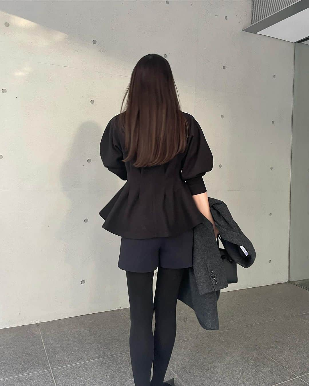 chinatsu614さんのインスタグラム写真 - (chinatsu614Instagram)「When in doubt, wear black. #ootd #maisondedolce #ronherman #pellico #sorin #vasic #musededeuxiemeclasse  ・ ・ ・  真っ黒だった今日。  インナーにシースルーをレイヤードして ちょっぴりポイント足し❤︎  実はボディスーツなんだ❤︎」11月16日 22時29分 - chinatsu614