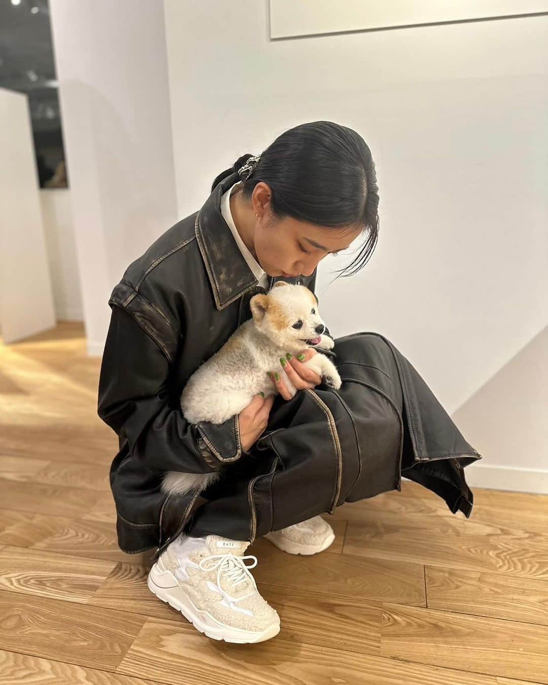 中田クルミのインスタグラム：「@date_sneakers_jp  11/17と11/18の2日間限定ショップへ。TEDDYのスニーカーを履いてTEDDYのようなワンコに会えた🥹🫶  〒150-0001 東京都渋谷区神宮前6-35-3 JUNCTION space @t_square_t_circle #fugateddy2023 #datesneakers #PR」