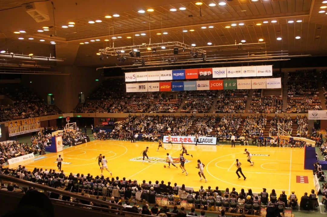 石井優香のインスタグラム：「. 先日、 宮城生活3年目にして初めて 仙台89ERS（エイティナイナーズ)の試合を観にいくことができました😊#プロバスケットボール  . 試合中、息子は 「えいてぃーないなーずがんばれー！」と大声を出したり、 逆に、じっと見つめて静かに見たり👀✨ 会場の皆さんと一緒に 一生懸命応援していました🎉 . 私自身ももともと試合観戦が大好きなので、 久しぶりの観戦、とても楽しかったです😊 . 写真を撮り損ねてしまいましたが、 会場には”アリーナフード”とよばれる ごはんやスイーツ、ドリンクがあり、いろいろと頂きました😋 (会場の一角には キッズスペースもあり、 子連れにも優しい場だと感じました😊) . また、休みなく 選手たちを応援し会場を盛り上げる アリーナMCの方、 ナイナーズを応援するパフォーマンスチーム『89ERSチアーズ』の皆さんが とてもかっこ良かったです✨ . 息子が「また行こう」と言ってくれたので、 遠くないうちにまた観戦できるのを楽しみにしています😊 . #プロバスケ #bリーグ #bリーグ観戦  #仙台89ers #89ers #89 #カメイアリーナ仙台 #仙台市 #仙台 #親子観戦 #家族観戦」