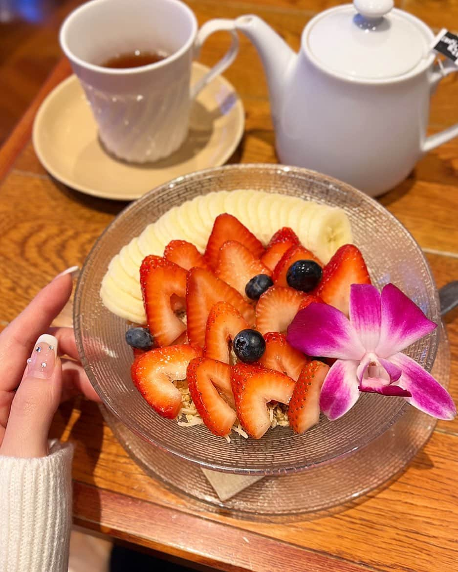 東條恭子のインスタグラム：「ａｌｏｈａ🫶🏼🌺🌺  #CafeKaila #hawaiiancafe #acaibowl #acai #cafe #カフェカイラ #ハワイアンカフェ #カフェ巡り #カフェ活 #カフェ好きな人と繋がりたい #hawaiilove 🤙🏼🩷」