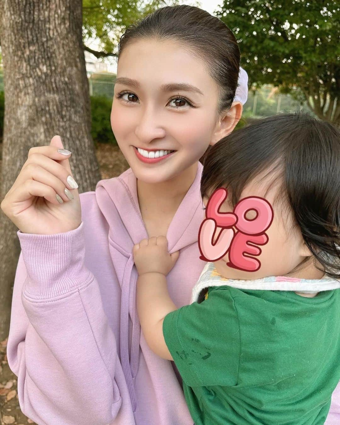 まあみさんのインスタグラム写真 - (まあみInstagram)「. . 10/1から全国のバラエティショップで新発売されている Beauty Avenue(ビューティーアベニュー） のジェルネイルシール💅  ▷▶▷(@beautyavenue.jp )  LEDライトがなくても、 約2時間で自然硬化するジェルネイルシール🥰 就寝前に貼って朝起きると硬化するので、 忙しいママさんや、 なかなかサロンに行く時間がない方におすすめ🤝  硬化の仕方は3種類💡 ・貼って寝るだけ ・自然光で2時間 ・QUV&LEDライトで30秒  デザインも可愛いのに¥1320(税込)とコスパ良し🥰 ネイルシール24枚／ミニネイルファイル1個／ ウッドスティック1本／取扱説明書  全国のバラエティショップでも購入可能できます♡  さらに❣️ 公式ECサイトでは11/17〜26まで BLACK FRIDAYキャンペーンを行います🎉 5000円以上のご購入で、 購入金額が10%OFFになります❣️  是非チェックしてみて下さ〜〜い❣️🕊‎ . .  #PR#beautyavenue #ビューティーアベニュー #セルフネイル#ジェルネイルシール」11月16日 22時31分 - maami_1125