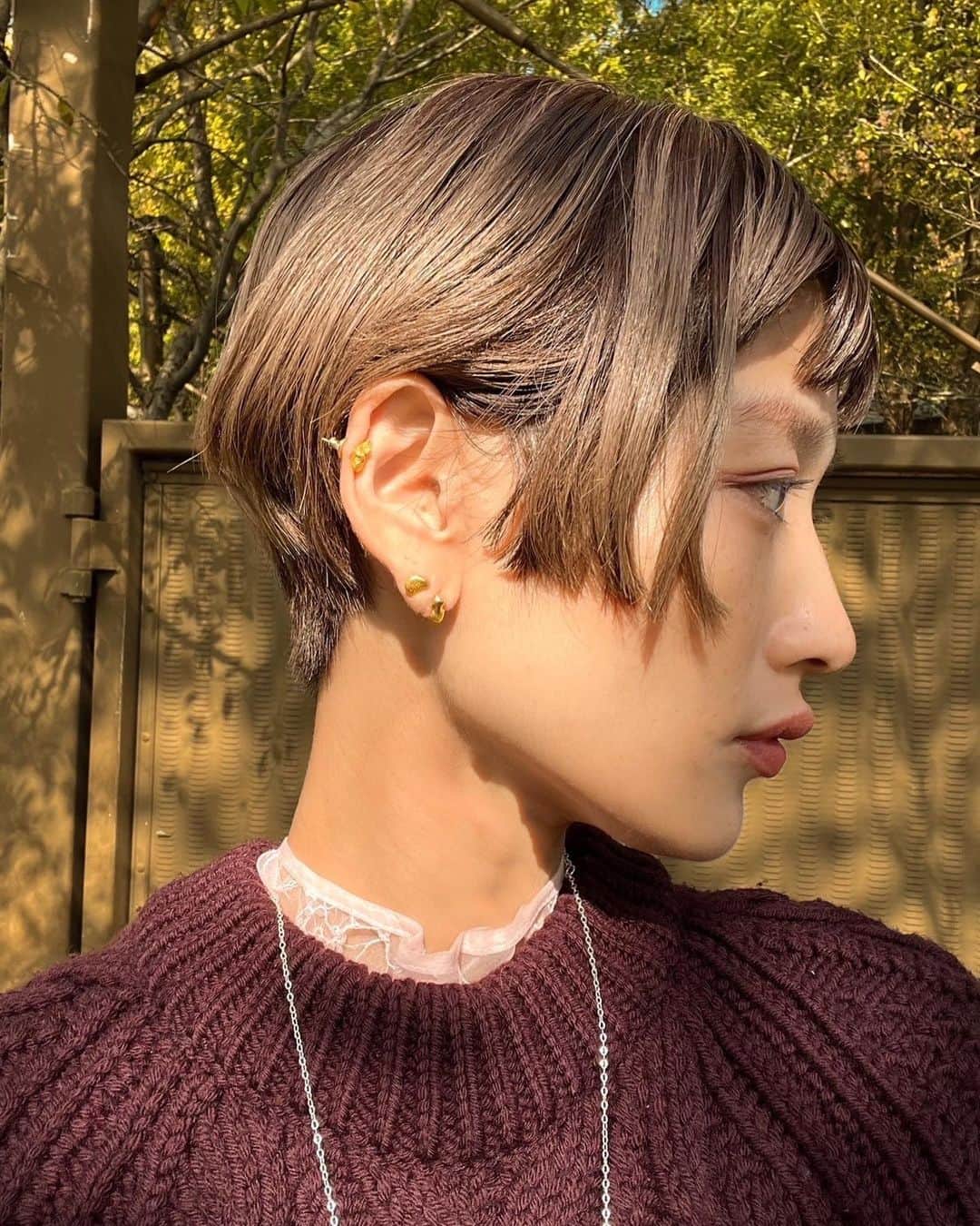 芽朗のインスタグラム：「完成まで試作と着用を重ねて仕上げた neighbor。  着用はとても長く時間を取って、 実際に半年程 日々の中で色々なスタイリングに合わせて過ごしながら  永く様々な装いと寄り添うことが出来るかをしっかりと 確かめました。  おかげで当初 春頃にリリースを目指していましたが それが"初夏"に変わり、 夏の終わりには、秋のはじまり辺り… どんどん日が伸びて「冬のはじまり」にリリース日が落ち着きました。  結果的に全ての季節に寄り添ってくれることが 分かって結果オーライだと思っています。笑   パッケージも過剰を好まず、だけどワクワクを楽しみたくて、 沢山悩んで 行き着いたとてもお気に入りな形になりましたので、喜んでいただけたら嬉しいなぁ…❄️  明日、11/17日(fri)20時より受注を開始致します。 mellow web siteにてジュエリーを見ていただけますので、 気になる方は是非覗いていただけましたら幸いです。  #neighbor #mellowfukushima」