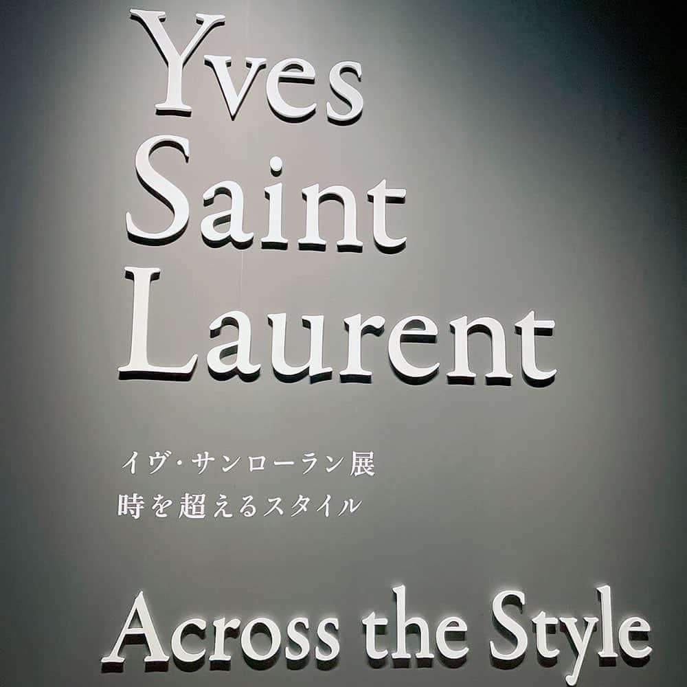 水樹奈々のインスタグラム：「グッズも色々買っちゃいました（笑）  先日、国立新美術館で開催されているイヴ・サンローラン展に行って来ました❗️ 女性を美しく華やかにするだけでなく、より自由に、活動的にし輝かせるためのファッションを生み出したイヴ・サンローランの歴史と、アイディアや表現に触れ、めちゃくちゃ感動＆刺激をいただきました✨✨✨ 様々な知識と試み、そしてとてつもない想像力で生み出された作品達はどれも本当に素敵でした〜😍💖  #水樹奈々」