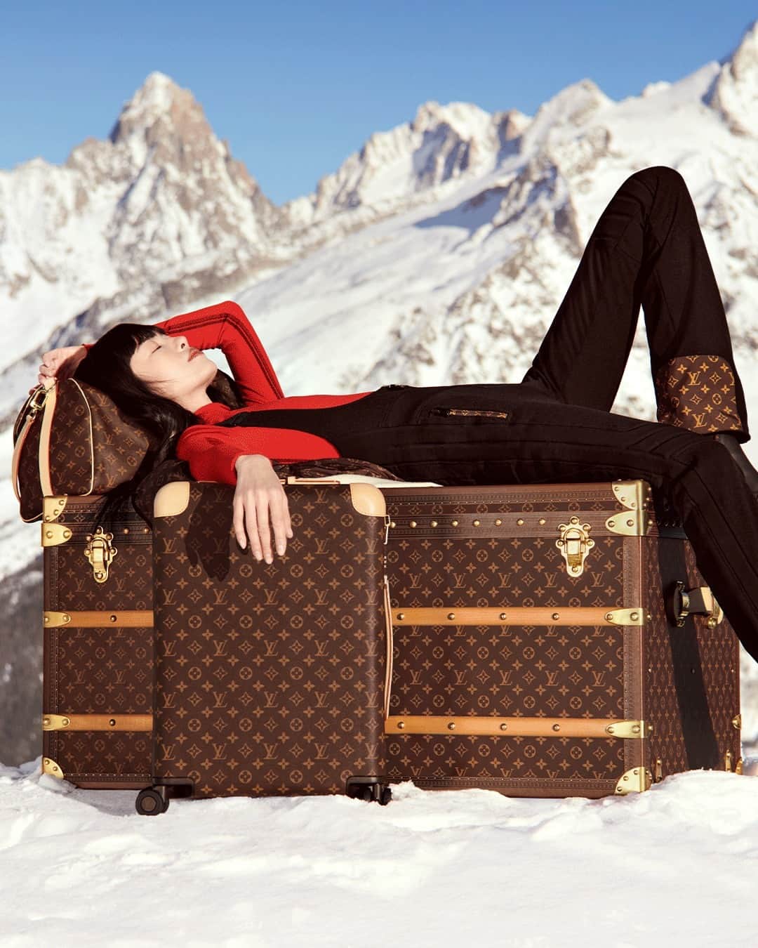 ルイ・ヴィトンのインスタグラム：「Fei Fei Sun for Louis Vuitton: Horizons Never End. Accentuated by snowcapped mountains, Fei Fei Sun delights in the majestic surroundings of Chamonix on a voyage through the French Alps with her Horizon luggage. Discover the new campaign film via link in bio.  #FeiFeiSun #LVHorizon #LouisVuitton」