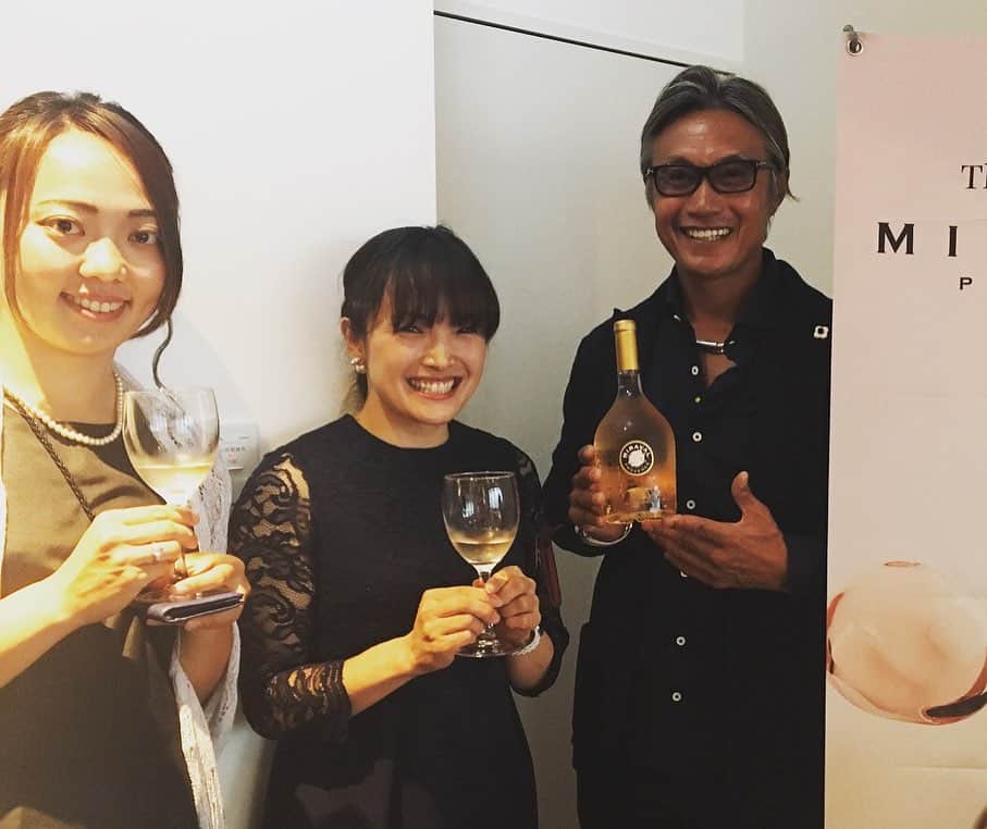 清澤恵美子さんのインスタグラム写真 - (清澤恵美子Instagram)「軽井沢に来ると必ず宿泊する常宿の🏨#ホテルロッソ軽井沢　は今年で開業5周年🙌おめでとうございます🎊  私にとってはオープンパーティーからあっという間の5年に感じましたがその間、コロナの影響ですごく大変な時期があったかと思います。 しかしいつきても変わらない温かさがあって 今日も駐車場に到着するといつもと変わらずお出迎えしてくれるロッソの皆さんにホッとして我が家に帰ってきたような気持ちになりました☺️☺️☺️☺️ 部屋に入るとラスクまで用意されていてハッピーハッピー💓嬉しい時間でした😊😊　 #prでもなんでもない😂  #5年前の私たち」11月16日 22時35分 - kiyosawaemiko