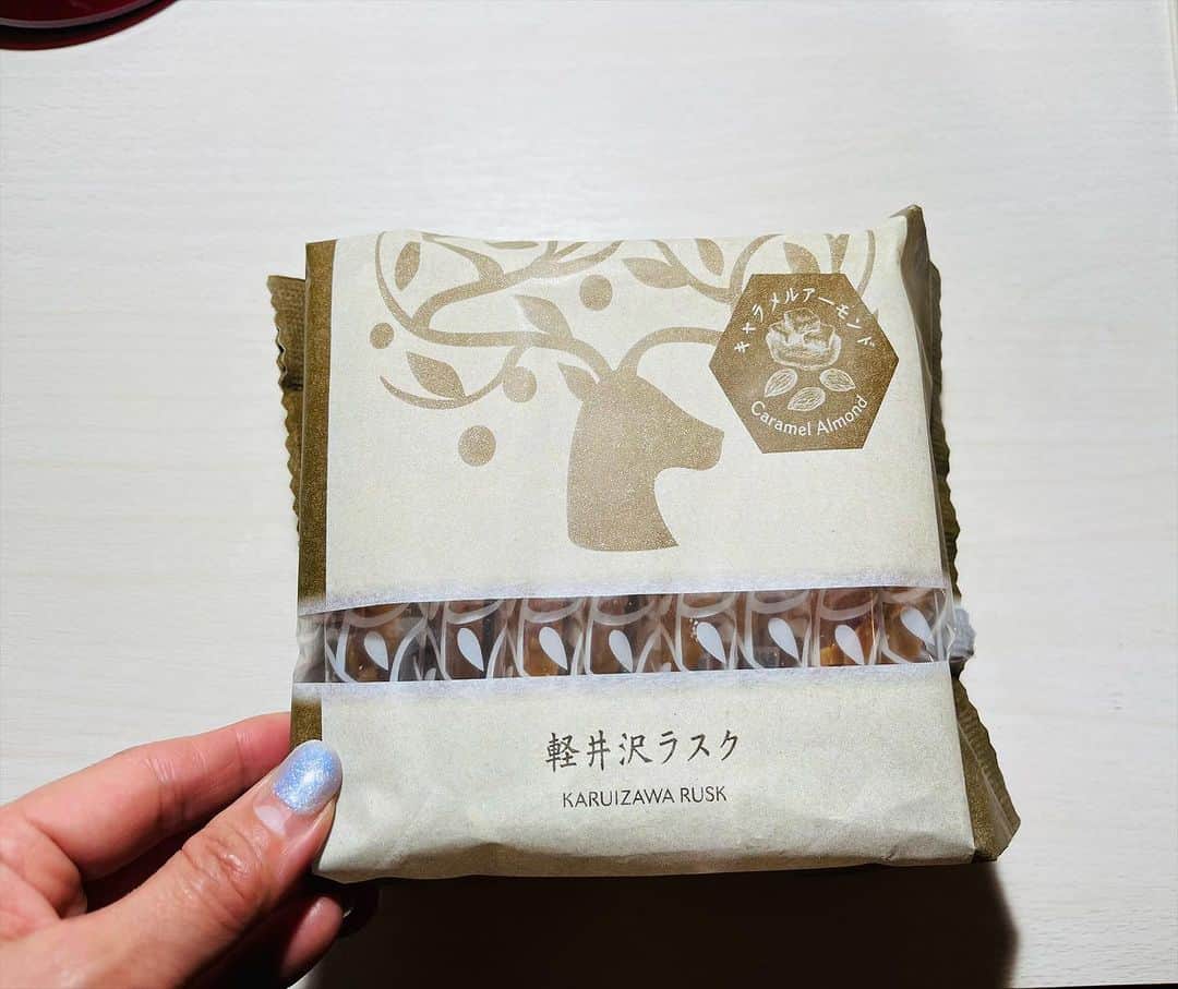 清澤恵美子さんのインスタグラム写真 - (清澤恵美子Instagram)「軽井沢に来ると必ず宿泊する常宿の🏨#ホテルロッソ軽井沢　は今年で開業5周年🙌おめでとうございます🎊  私にとってはオープンパーティーからあっという間の5年に感じましたがその間、コロナの影響ですごく大変な時期があったかと思います。 しかしいつきても変わらない温かさがあって 今日も駐車場に到着するといつもと変わらずお出迎えしてくれるロッソの皆さんにホッとして我が家に帰ってきたような気持ちになりました☺️☺️☺️☺️ 部屋に入るとラスクまで用意されていてハッピーハッピー💓嬉しい時間でした😊😊　 #prでもなんでもない😂  #5年前の私たち」11月16日 22時35分 - kiyosawaemiko