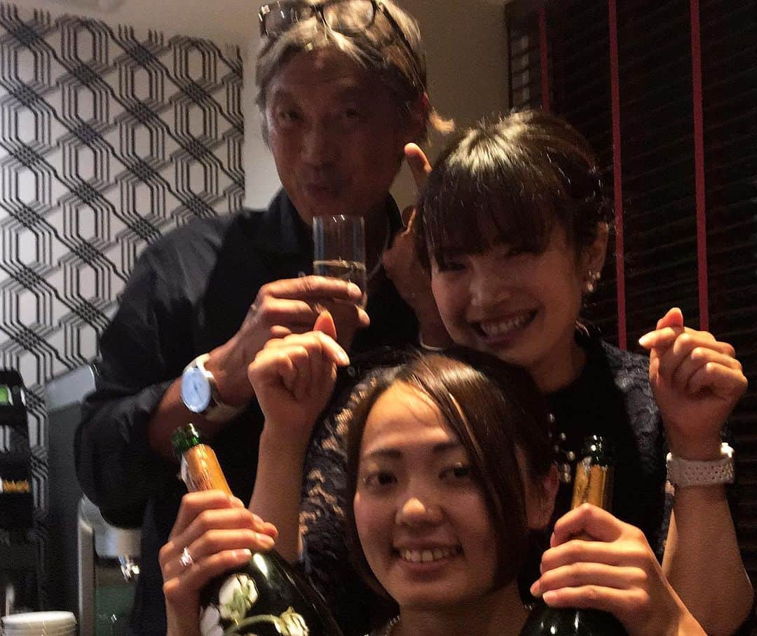 清澤恵美子さんのインスタグラム写真 - (清澤恵美子Instagram)「軽井沢に来ると必ず宿泊する常宿の🏨#ホテルロッソ軽井沢　は今年で開業5周年🙌おめでとうございます🎊  私にとってはオープンパーティーからあっという間の5年に感じましたがその間、コロナの影響ですごく大変な時期があったかと思います。 しかしいつきても変わらない温かさがあって 今日も駐車場に到着するといつもと変わらずお出迎えしてくれるロッソの皆さんにホッとして我が家に帰ってきたような気持ちになりました☺️☺️☺️☺️ 部屋に入るとラスクまで用意されていてハッピーハッピー💓嬉しい時間でした😊😊　 #prでもなんでもない😂  #5年前の私たち」11月16日 22時35分 - kiyosawaemiko