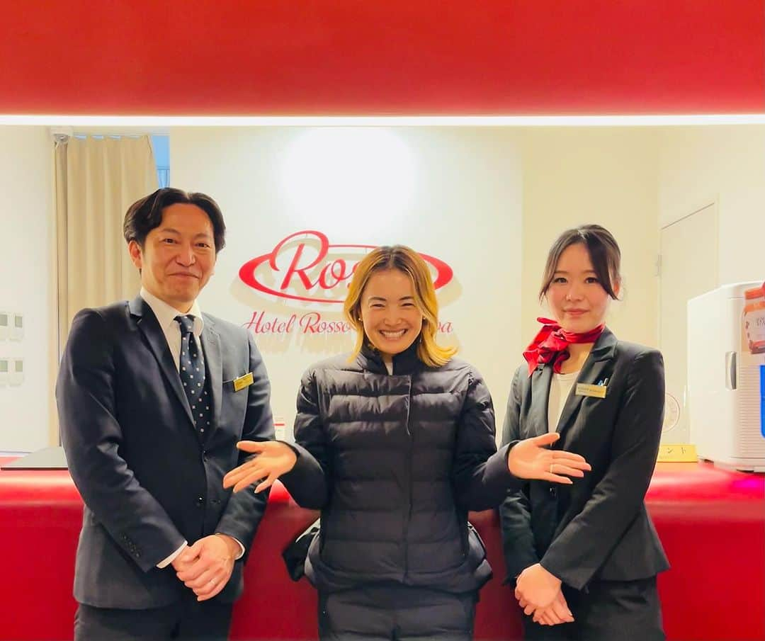 清澤恵美子のインスタグラム：「軽井沢に来ると必ず宿泊する常宿の🏨#ホテルロッソ軽井沢　は今年で開業5周年🙌おめでとうございます🎊  私にとってはオープンパーティーからあっという間の5年に感じましたがその間、コロナの影響ですごく大変な時期があったかと思います。 しかしいつきても変わらない温かさがあって 今日も駐車場に到着するといつもと変わらずお出迎えしてくれるロッソの皆さんにホッとして我が家に帰ってきたような気持ちになりました☺️☺️☺️☺️ 部屋に入るとラスクまで用意されていてハッピーハッピー💓嬉しい時間でした😊😊　 #prでもなんでもない😂  #5年前の私たち」