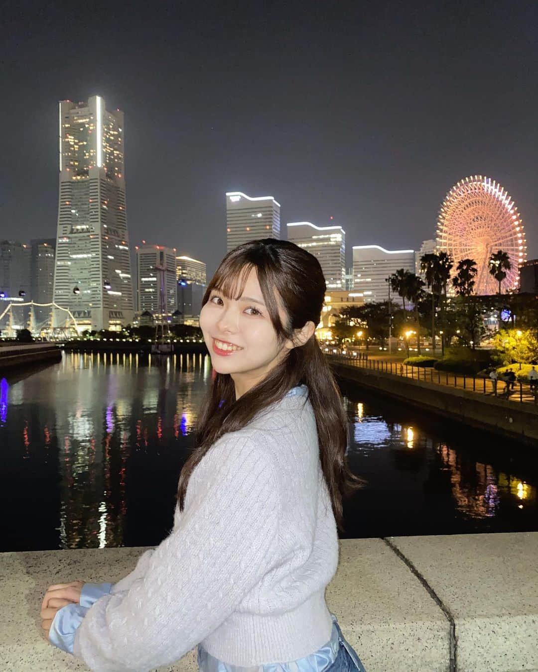 荒野姫楓さんのインスタグラム写真 - (荒野姫楓Instagram)「寒いときにみる夜景っていいよね🏙♡  . . . #神奈川 #横浜 #みなとみらい #よこはま #夜景 #ニット #ニットコーデ #ナイスクラップ #ヘアアレンジ #グレー #niceclaup #niceclaup_ootd #ootd #ootdfashion #shirtdesign #knit #knitlove」11月16日 22時37分 - _arnhmk_