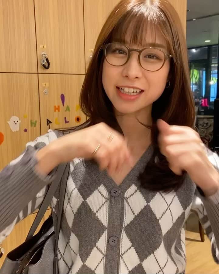 高樹リサのインスタグラム：「. 暑かったり寒かったりでスタートした11月もあっという間に折り返し。 髪の毛が綺麗だとさらにご機嫌で過ごせますよね〜🥹🫶 サラツヤになりたいみなさん🙋‍♀️ ここです！！ @kamisama___001 の手にかかれば 本当に魔法みたいに髪が生き返ります🙏✨ カットもカラーも、いつもお任せ😂 NU茶屋町の中にあってアクセスも良いので 大阪・梅田でのお買い物ついでにもぜひ🩵」