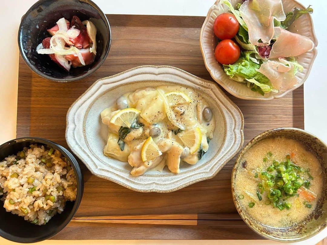 宮瀬彩加のインスタグラム：「#みやせごはん 🍴寒くなってきたらクリーム煮、な日。  ・じゃがいもとチキンのレモンクリーム煮 (余ってた、ほうれん草としめじと玉ねぎも入ってます)  ・タコのカルパッチョ (タコ食べてたら若返るらしい🙊なんかのテレビで見た)  ・余り物野菜色々卵とじ味噌汁  ・アスパラご飯 (まじで大好きすぎてアスパラあれば絶対これ食べる 麺つゆ✖︎バターでチンした細かく切ったアスパラに ご飯まぜるだけ)  レモン飾るだけでちょっと 映える事学びました💮笑  みなさんは今日何食べましたか？ また教えてください✨  #おうちごはん　#自炊記録　#今日の献立」