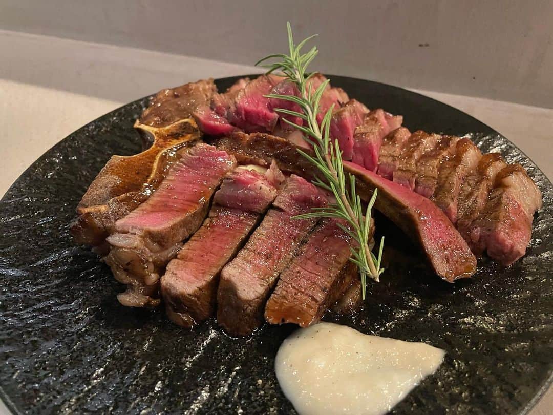 宇佐美進典のインスタグラム：「恵比寿に新しく出来た肉ビストロのHIGHTAILに訪問。  オーナーは同郷出身で仕事でも深い縁があっただけに久しぶりに会って感慨深い時間となりました。もちろん料理も美味しく頂きました！また行きたい。  #恵比寿グルメ #肉ビストロ #HIGHTAIL #恵比寿HIGHTAIL」