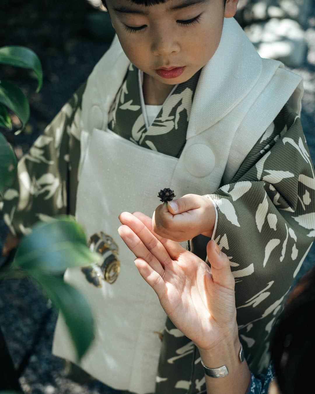 ちょびさんのインスタグラム写真 - (ちょびInstagram)「載せきれない思い出がたくさん👦🏻⛩️✨  お調子者で、目の前の全てに興味津々でおしゃべりで、表情豊かで、体力満点、愛おしさひゃくてんまんてんの3歳のつむがまるっと、写真として残ってる、見返すたびに記憶が蘇る不思議な感覚🌼きっとこの感覚は、何年先にこの写真を見ても思い出せる、魔法のような。ゆきのさんの写し出す写真、本当好きだなぁ、、、🤍 もう少し、七五三写真お付き合いいただけると嬉しいです🤍 photo by @kibishashin   #七五三#鎌倉#鎌倉八幡宮#七五三3歳#七五三撮影#七五三男の子#七五三写真#七五三着物#七五三家族写真#七五三フォト#かぞくしゃしん#家族写真#七五三着物」11月16日 22時49分 - kaoriririn15