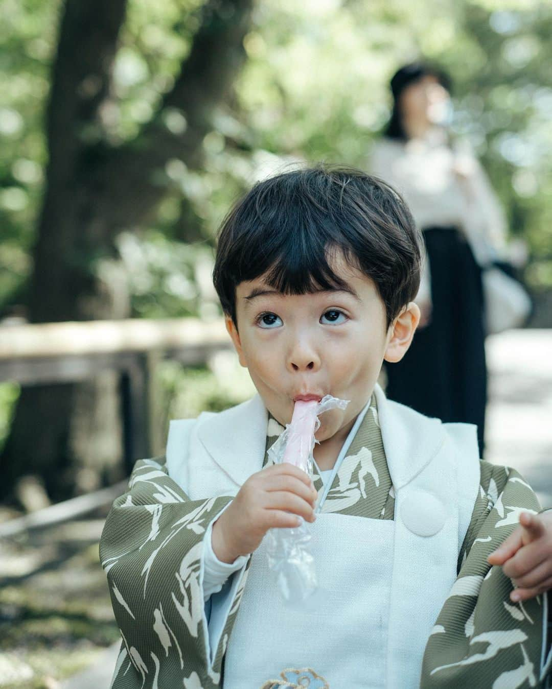 ちょびさんのインスタグラム写真 - (ちょびInstagram)「載せきれない思い出がたくさん👦🏻⛩️✨  お調子者で、目の前の全てに興味津々でおしゃべりで、表情豊かで、体力満点、愛おしさひゃくてんまんてんの3歳のつむがまるっと、写真として残ってる、見返すたびに記憶が蘇る不思議な感覚🌼きっとこの感覚は、何年先にこの写真を見ても思い出せる、魔法のような。ゆきのさんの写し出す写真、本当好きだなぁ、、、🤍 もう少し、七五三写真お付き合いいただけると嬉しいです🤍 photo by @kibishashin   #七五三#鎌倉#鎌倉八幡宮#七五三3歳#七五三撮影#七五三男の子#七五三写真#七五三着物#七五三家族写真#七五三フォト#かぞくしゃしん#家族写真#七五三着物」11月16日 22時49分 - kaoriririn15