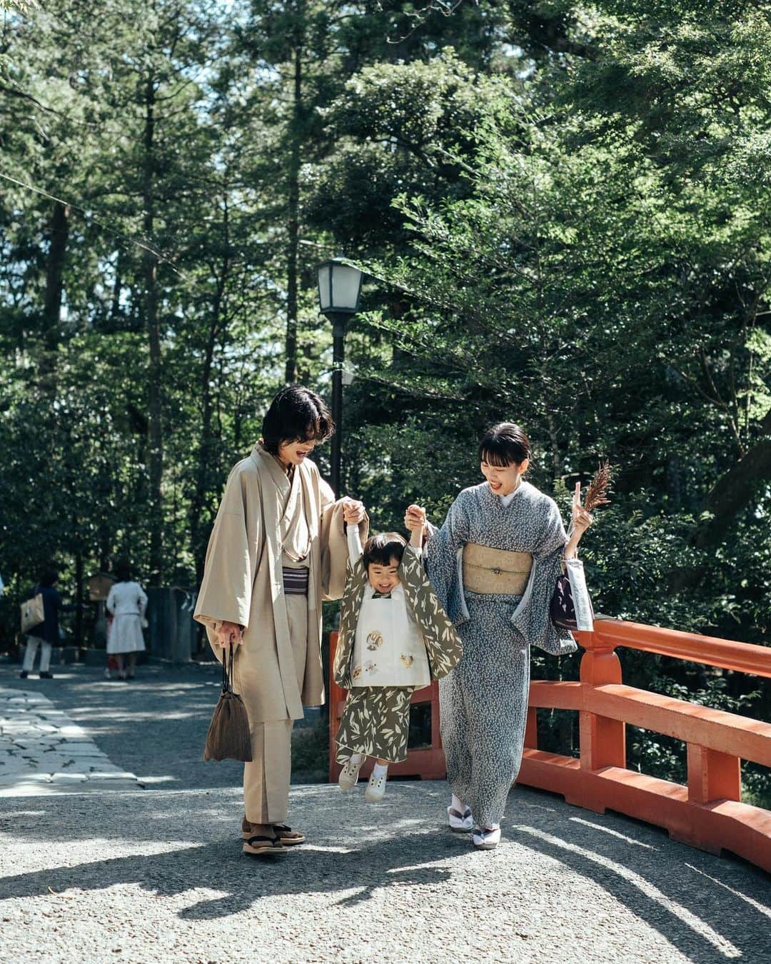 ちょびさんのインスタグラム写真 - (ちょびInstagram)「載せきれない思い出がたくさん👦🏻⛩️✨  お調子者で、目の前の全てに興味津々でおしゃべりで、表情豊かで、体力満点、愛おしさひゃくてんまんてんの3歳のつむがまるっと、写真として残ってる、見返すたびに記憶が蘇る不思議な感覚🌼きっとこの感覚は、何年先にこの写真を見ても思い出せる、魔法のような。ゆきのさんの写し出す写真、本当好きだなぁ、、、🤍 もう少し、七五三写真お付き合いいただけると嬉しいです🤍 photo by @kibishashin   #七五三#鎌倉#鎌倉八幡宮#七五三3歳#七五三撮影#七五三男の子#七五三写真#七五三着物#七五三家族写真#七五三フォト#かぞくしゃしん#家族写真#七五三着物」11月16日 22時49分 - kaoriririn15