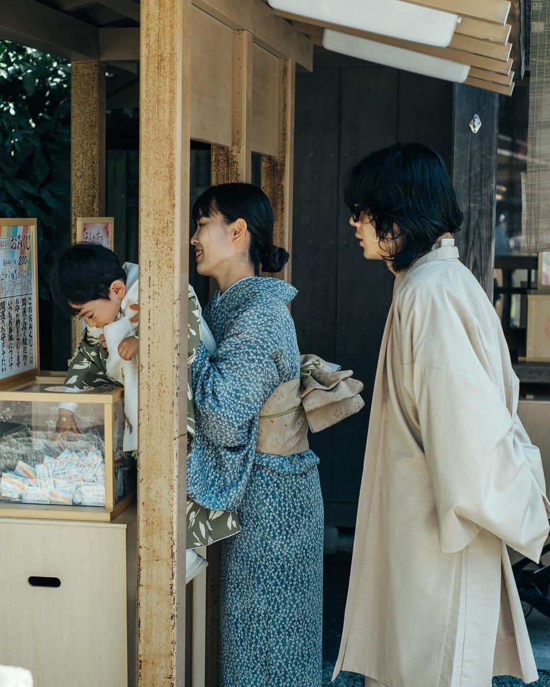 ちょびさんのインスタグラム写真 - (ちょびInstagram)「載せきれない思い出がたくさん👦🏻⛩️✨  お調子者で、目の前の全てに興味津々でおしゃべりで、表情豊かで、体力満点、愛おしさひゃくてんまんてんの3歳のつむがまるっと、写真として残ってる、見返すたびに記憶が蘇る不思議な感覚🌼きっとこの感覚は、何年先にこの写真を見ても思い出せる、魔法のような。ゆきのさんの写し出す写真、本当好きだなぁ、、、🤍 もう少し、七五三写真お付き合いいただけると嬉しいです🤍 photo by @kibishashin   #七五三#鎌倉#鎌倉八幡宮#七五三3歳#七五三撮影#七五三男の子#七五三写真#七五三着物#七五三家族写真#七五三フォト#かぞくしゃしん#家族写真#七五三着物」11月16日 22時49分 - kaoriririn15