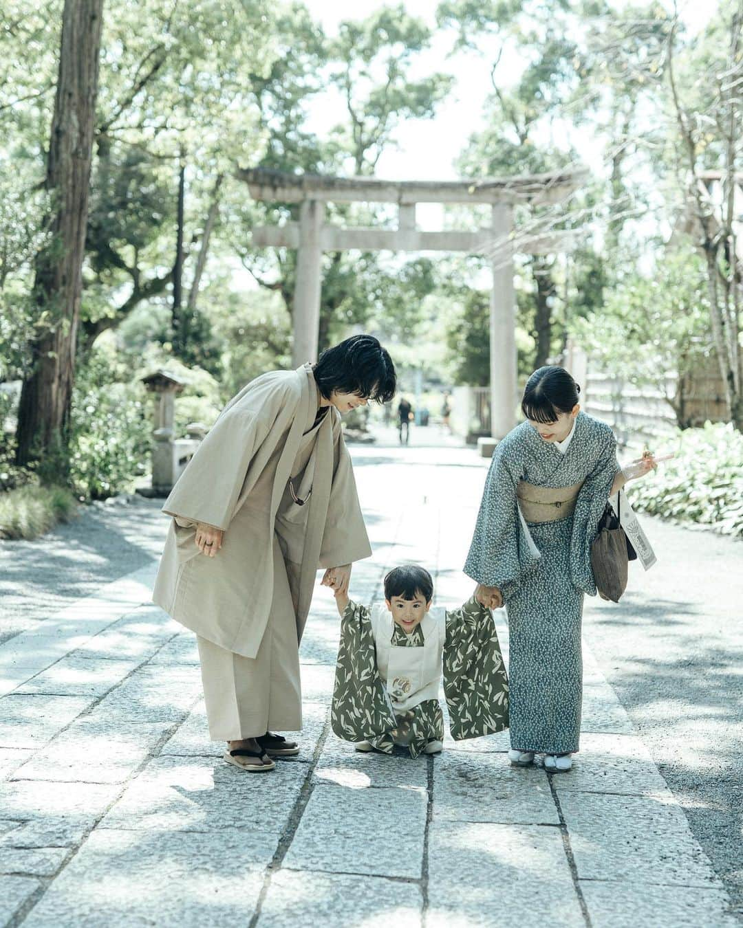 ちょびのインスタグラム：「載せきれない思い出がたくさん👦🏻⛩️✨  お調子者で、目の前の全てに興味津々でおしゃべりで、表情豊かで、体力満点、愛おしさひゃくてんまんてんの3歳のつむがまるっと、写真として残ってる、見返すたびに記憶が蘇る不思議な感覚🌼きっとこの感覚は、何年先にこの写真を見ても思い出せる、魔法のような。ゆきのさんの写し出す写真、本当好きだなぁ、、、🤍 もう少し、七五三写真お付き合いいただけると嬉しいです🤍 photo by @kibishashin   #七五三#鎌倉#鎌倉八幡宮#七五三3歳#七五三撮影#七五三男の子#七五三写真#七五三着物#七五三家族写真#七五三フォト#かぞくしゃしん#家族写真#七五三着物」