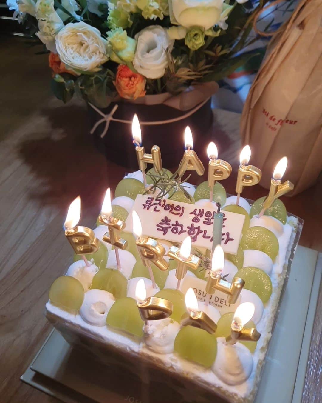 リュ・ジンのインスタグラム：「또 생일이라니!!! 아니 왜! 어째서!! 벌써.. 또.. 엇그제 같은데...   포에버여러분^^ 감사합니다. 포에버 덕분에 절대 잊지 않고 지나가네요!! ㅋㅋ 정말 진심으로 감사드려요 ❤️❤️❤️  #내생일 #류진 #류진포에버」