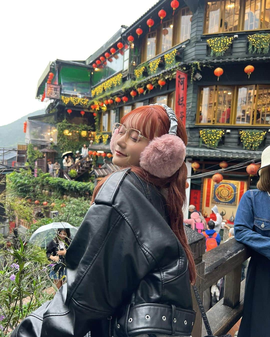 石綿日向子のインスタグラム：「🇹🇼 豪雨でした🥰 千と千尋の場所🏮🐉  雨下得真大☔️  #九份 #九份老街  #台湾 #台湾観光 #台湾女子旅  #レザージャケット #旅コーデ #全身コーデ #全身コーディネート」