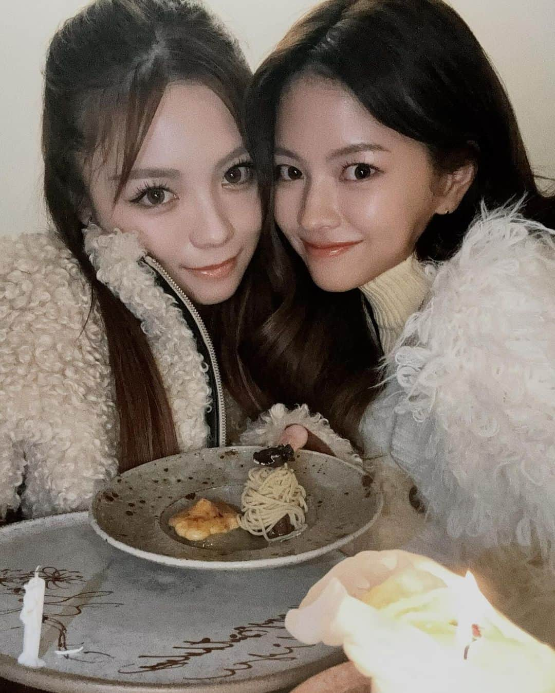 徳本夏恵（なちょす）さんのインスタグラム写真 - (徳本夏恵（なちょす）Instagram)「happy birthday my princess。 @nidbistro   大親友のお誕生日祝いは特別なものにしたくて、 テイスティングワインと共にずーっときてみたかったビストロに。 一口一口から暖かみと、 繊細な味付が口の中に広がって。 いつもあったかいみゆと食べるから余計に暖かい味やなって。 どんな時も味方でいてくれるみゆには、 甘えてしまう事もあるけども、 そんなみゆにいつもありがとうでいっぱい。 毎年大げさやけど、 生まれてくれてほんまにありがとう。 素敵な25歳にしよね❤︎  #nidbistro #hpb #誕生日ディナー」11月16日 22時44分 - nachos_kimono