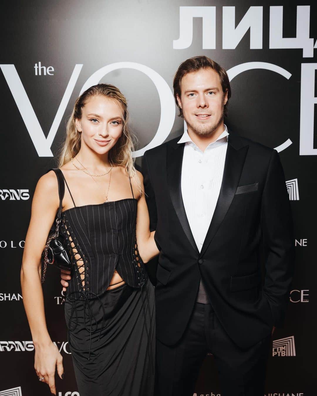 ヴィクトリヤ・シニツィナのインスタグラム：「Было классно🙌🏻 Премия VOICE «Главные лица». Спасибо за приглашение 🤩 @the_voice_mag @nick_mart_  Мейк и укладка у Вики от Ma&Mi @ma.and.mi На Никите костюм от @imperialtailoringco  📸 @eugenesmirnov」
