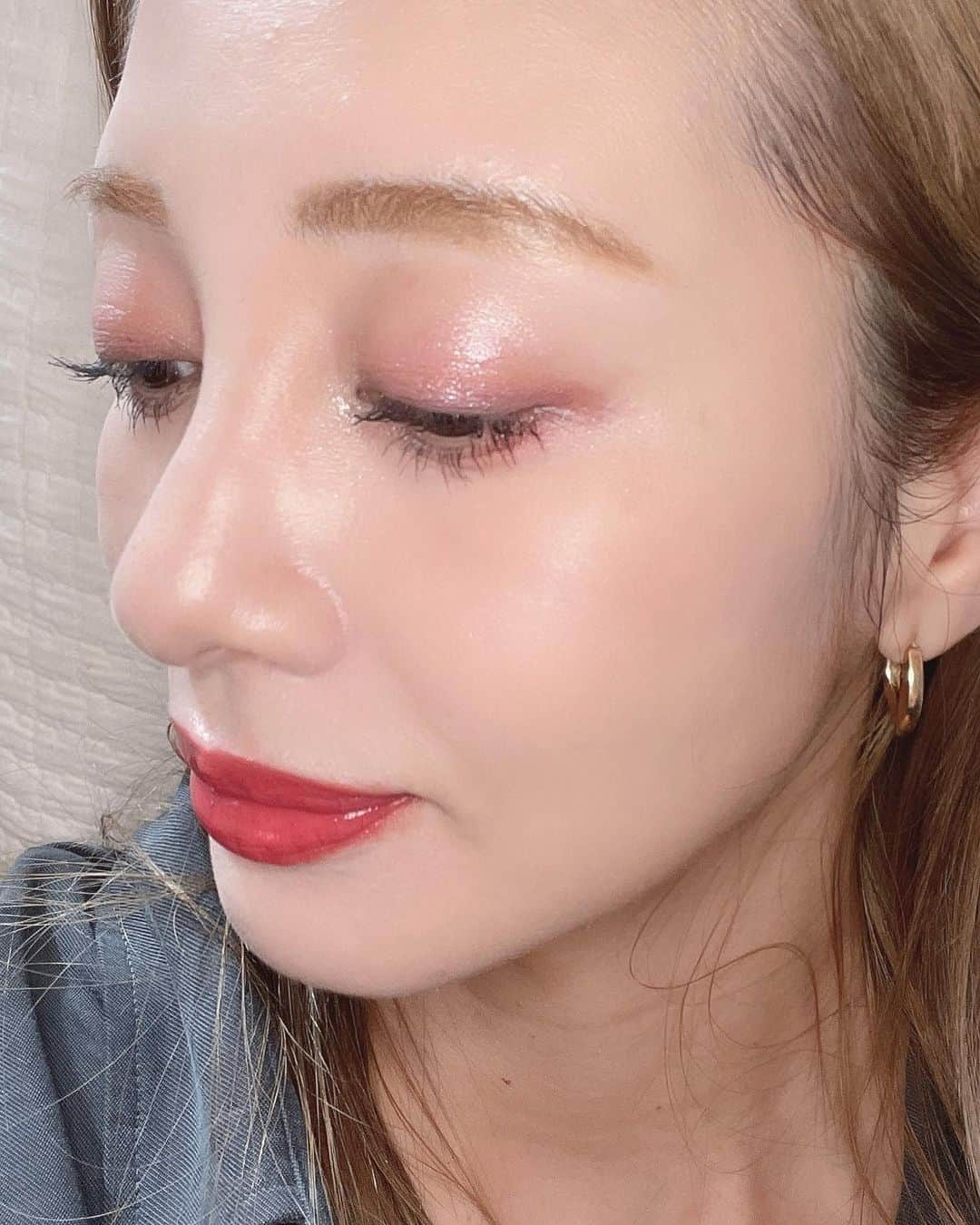 木下ココさんのインスタグラム写真 - (木下ココInstagram)「今日はSUQQUのパレットを使ってピンクメイクに💄💓 ・ ハイライターとして使ったフェイスパウダーは肌馴染みの良いゴールドのパール。載せると肌に自然な艶玉が🥚 ・ メタリックにシルバーラメの入ったピンクアイシャドウパレットは、ふんわりとした柔らかい良い発色🌈 ・ グラデーションが簡単に作れて、最後にラメを目の中央にぽんと載せると濡れたようなまぶたになってとっても可愛い~☺️ ・ スックのパールは粒子がとても細くて、ラメの質感はしっかり出るのに上品な仕上がりで本当に綺麗😍✨✨ ・ ・ @suqqu_official  ・ 使用色 フェイスパウダー　101の陽艶 アイシャドウ　102の夢咲光 ・ ・ ・ #pinkmakeup #cosmetic #ピンクメイク #艶肌　#美容 #コスメ #アイシャドウ #ハイライト #木下ココ」11月16日 22時58分 - cocot_chan