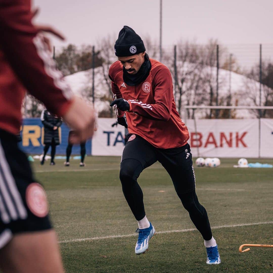 フォルトゥナ・デュッセルドルフのインスタグラム：「𝐛𝐚𝐜𝐤 𝐨𝐧 𝐭𝐡𝐞 𝐩𝐢𝐭𝐜𝐡 ⚽️ • • #f95 #fortuna #fortunadüsseldorf #training」