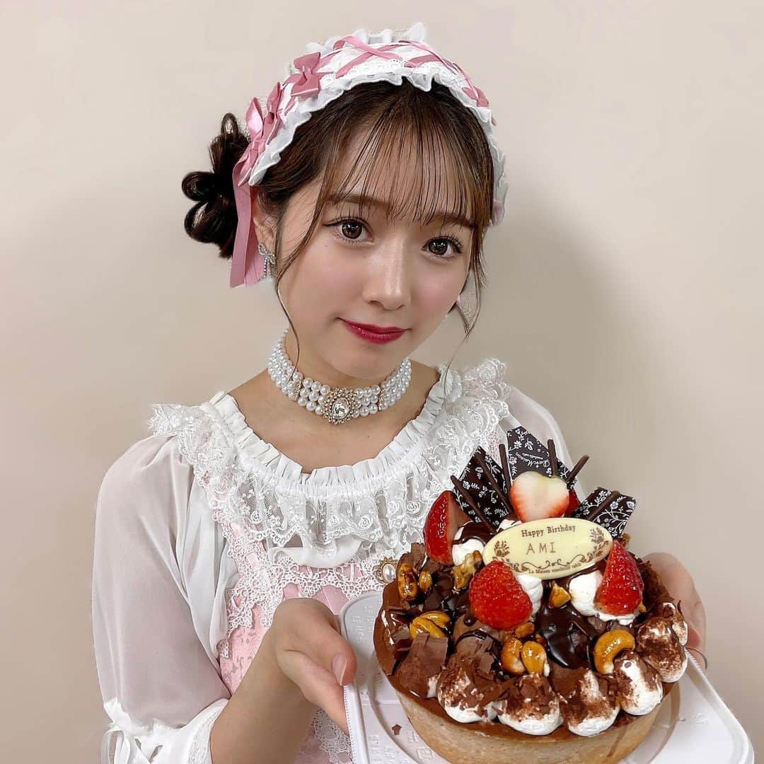 谷本安美のインスタグラム：「* 今日11月16日で24歳になりました！ たくさんお祝いありがと🩷 ⁡ ⁡ バースデーイベントの私とグッズの私☺️ ⁡ ⁡ #誕生日 #idol #ハロプロ#つばきファクトリー #谷本安美 ⁡ ⁡」