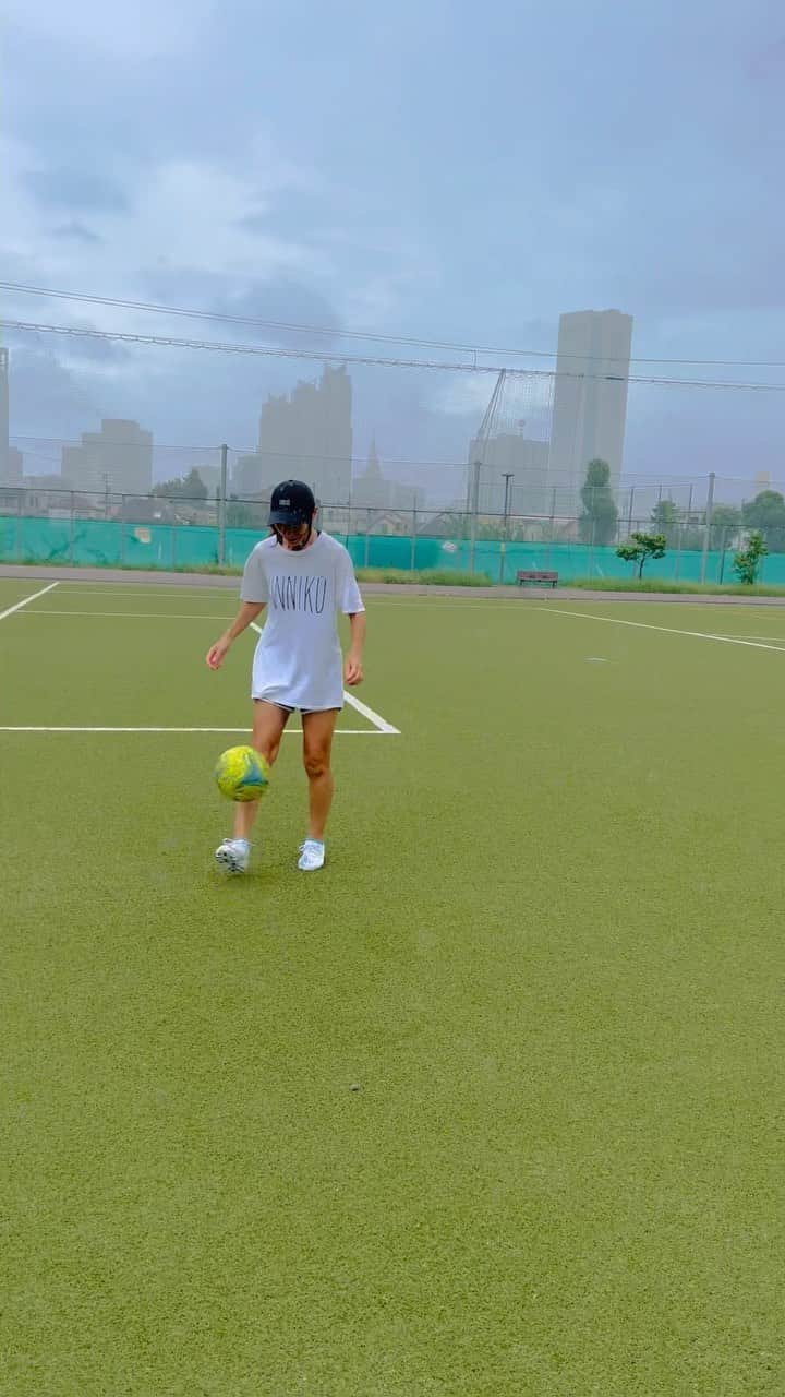 ほんまかよこのインスタグラム：「🩶🩶🩶  明日は東京、雨予報☔︎  この季節の雨の日って みんななに着て練習してるの〜？？  #36歳から球蹴りにハマった女  #雨の日 #雨の日のサッカー #雨の日の練習 #サッカー #サッカー女子」
