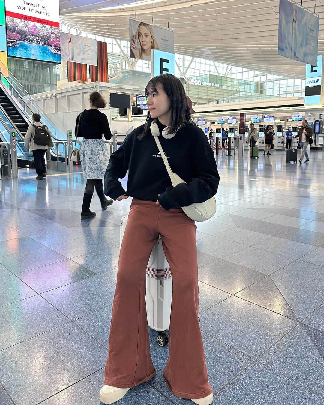 かほこ。のインスタグラム：「ㅤㅤㅤㅤㅤㅤㅤㅤㅤㅤㅤㅤㅤ ㅤㅤㅤㅤㅤㅤㅤㅤㅤㅤㅤㅤㅤ sweatshirt : #apc bottom : #cos sneakers : #zara ㅤㅤㅤㅤㅤㅤㅤㅤㅤㅤㅤㅤㅤ 空港コーデ✈️ ㅤㅤㅤㅤㅤㅤㅤㅤㅤㅤㅤㅤㅤ 上下スウェットで楽ちんでした✌︎ ヘッドホンは真っ二つに割れました😭 ㅤㅤㅤㅤㅤㅤㅤㅤㅤㅤㅤㅤㅤ #kaho_fashion」