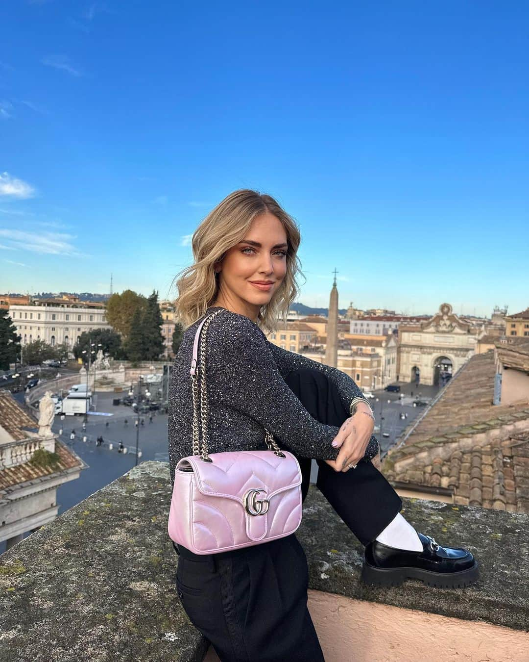 キアラ・フェラーニのインスタグラム：「This morning in a total @gucci look 😍 Casual fit to travel but this iridescent #GGMarmont bag won't go unnoticed for sure ✨ #adv #gucci」