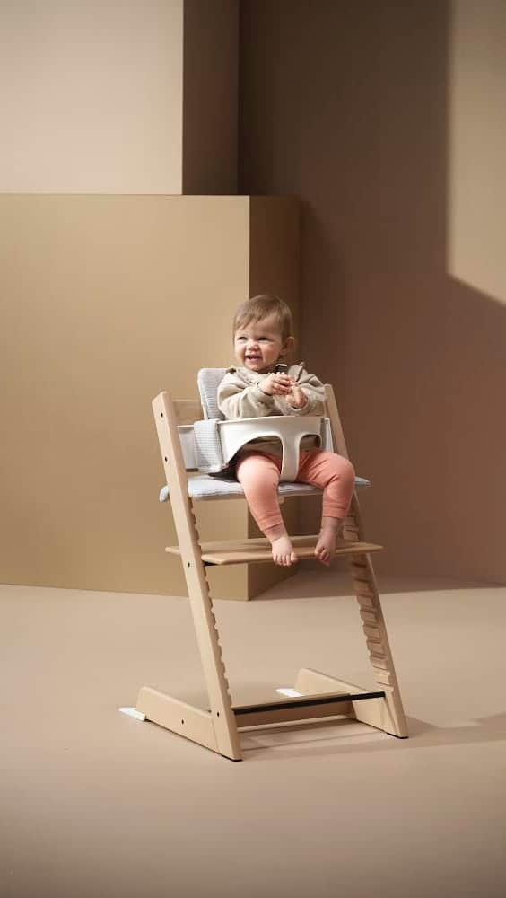 Stokke Japanのインスタグラム：「トリップ トラップとベビーセットを組み合わせることで、離乳食期～3歳頃まで、快適で安全な環境を整えます。 赤ちゃんの快適さを追求し、人間工学的にも最適な設計となってます。ベビーセットは工具不要で簡単に組み立てることができます。  【11月15日～28日 キャンペーン実施中】 トリップ トラップ チェアとベビーセットをご購入でクラシック クッションをプレゼント。クッションは3種類からお選びいただけます。トリップ トラップとの組み合わせも楽しめます。  ぜひstokke.comをチェックをしてみてくださいね  #ストッケ #トリップトラップ #ストッケトリップトラップ #stokke #tripptrapp #DesignPeterOpsvik #ベビーチェア #ハイチェア #キッズチェア #子供椅子 #離乳食 #離乳食準備 #成長記録 #離乳食初期 #育児 #ハイチェアデビュー #大人まで使える #初めての一生もの #令和5年ベビー #生後5ヶ月 #生後6ヶ月 #ハーフバースデー #出産準備リスト #出産準備 #北欧インテリア #北欧カラー」