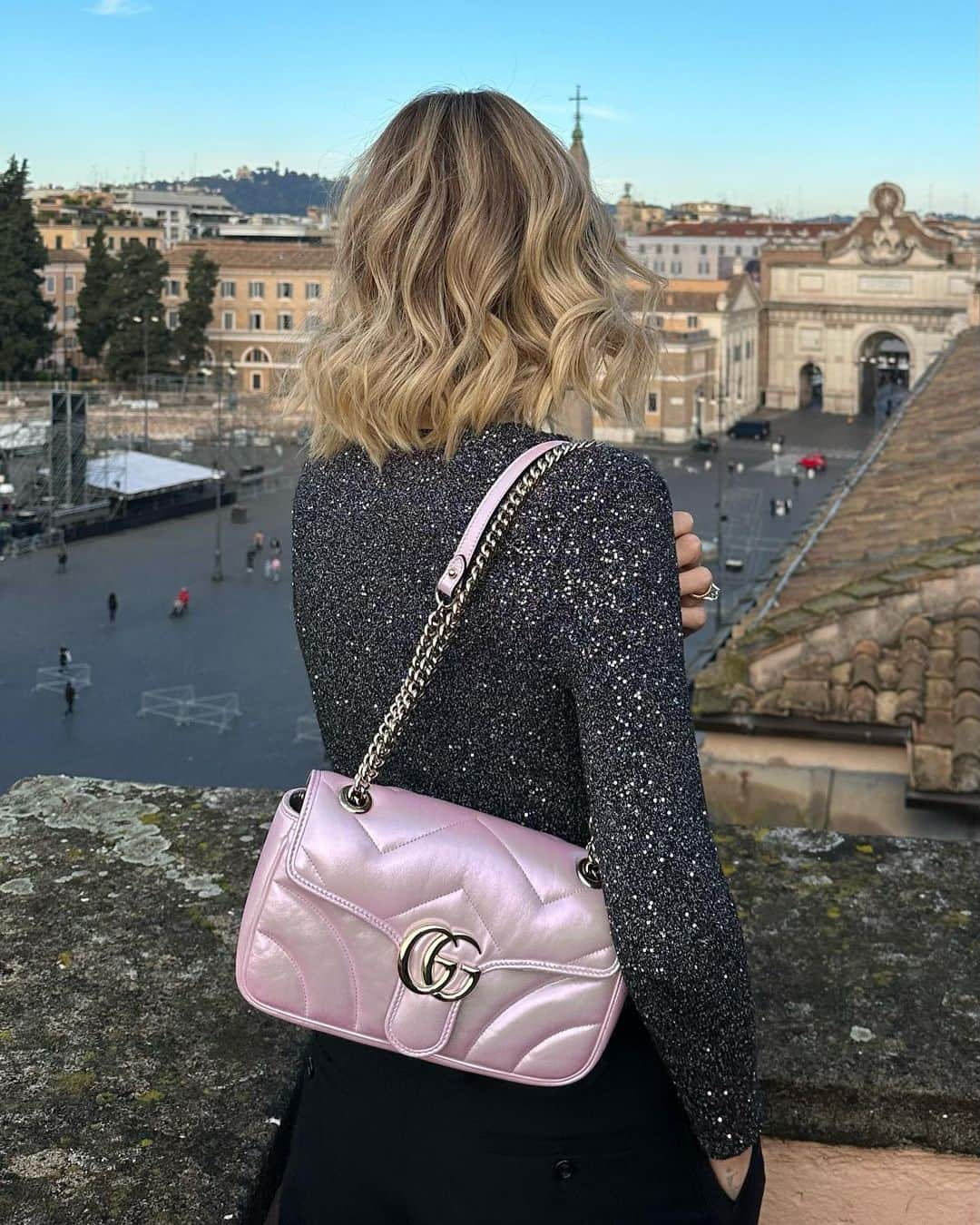 キアラ・フェラーニさんのインスタグラム写真 - (キアラ・フェラーニInstagram)「This morning in a total @gucci look 😍 Casual fit to travel but this iridescent #GGMarmont bag won't go unnoticed for sure ✨ #adv #gucci」11月16日 22時53分 - chiaraferragni